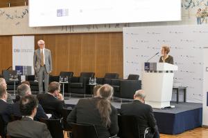 fdfd7b14062ee82a8dcd129ec68b6da5